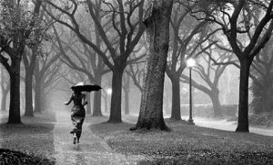 prompt-40-woman-run-parapluie